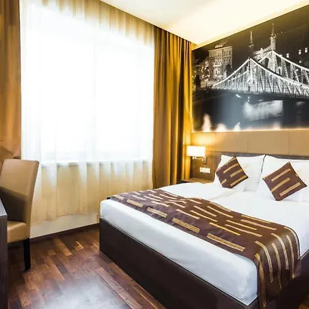 12 Revay Hotel 3*